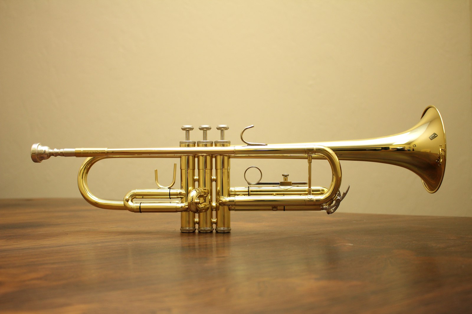 Brass trumpet player whose embouchure depends on the front teeth