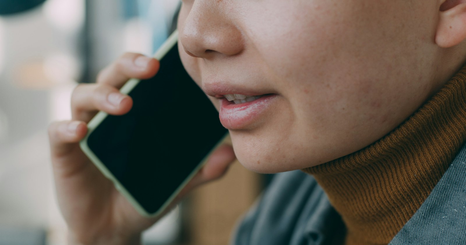 Calling the dentist immediately after a knocked-out tooth in Cambridge MA